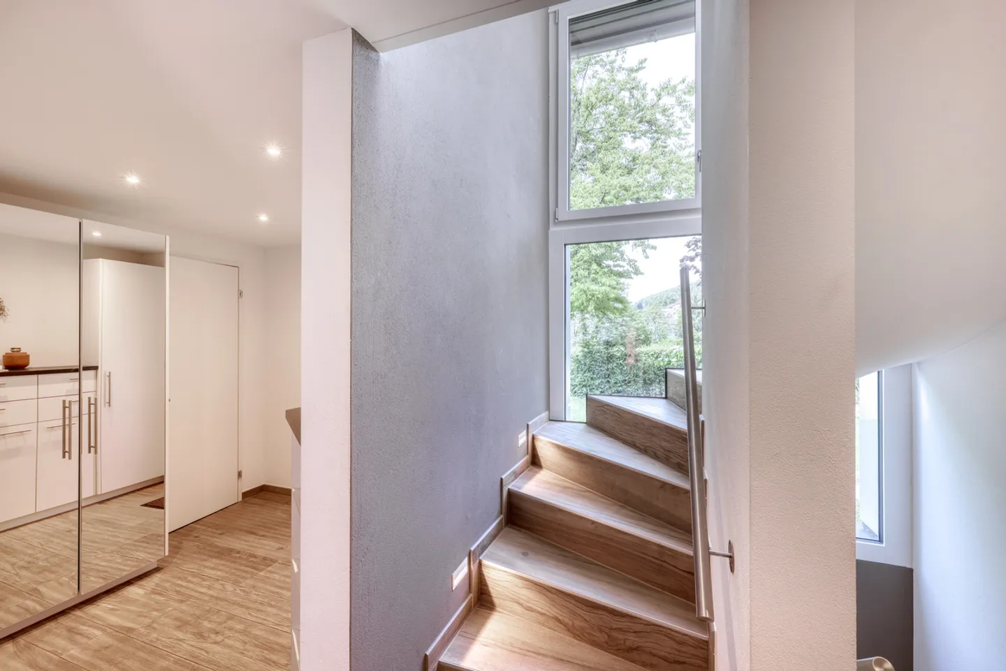 Top renovated 5.5-room single-family house with large garden - Photo 7 of 9