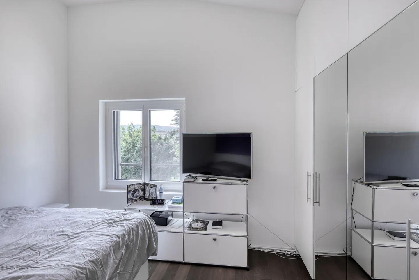 Top renovated 5.5-room single-family house with large garden - Photo 8 of 9