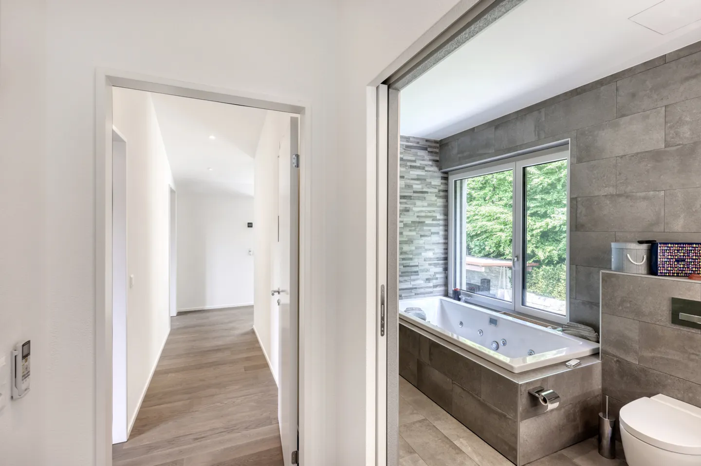 Top renovated 5.5-room single-family house with large garden - Photo 9 of 9