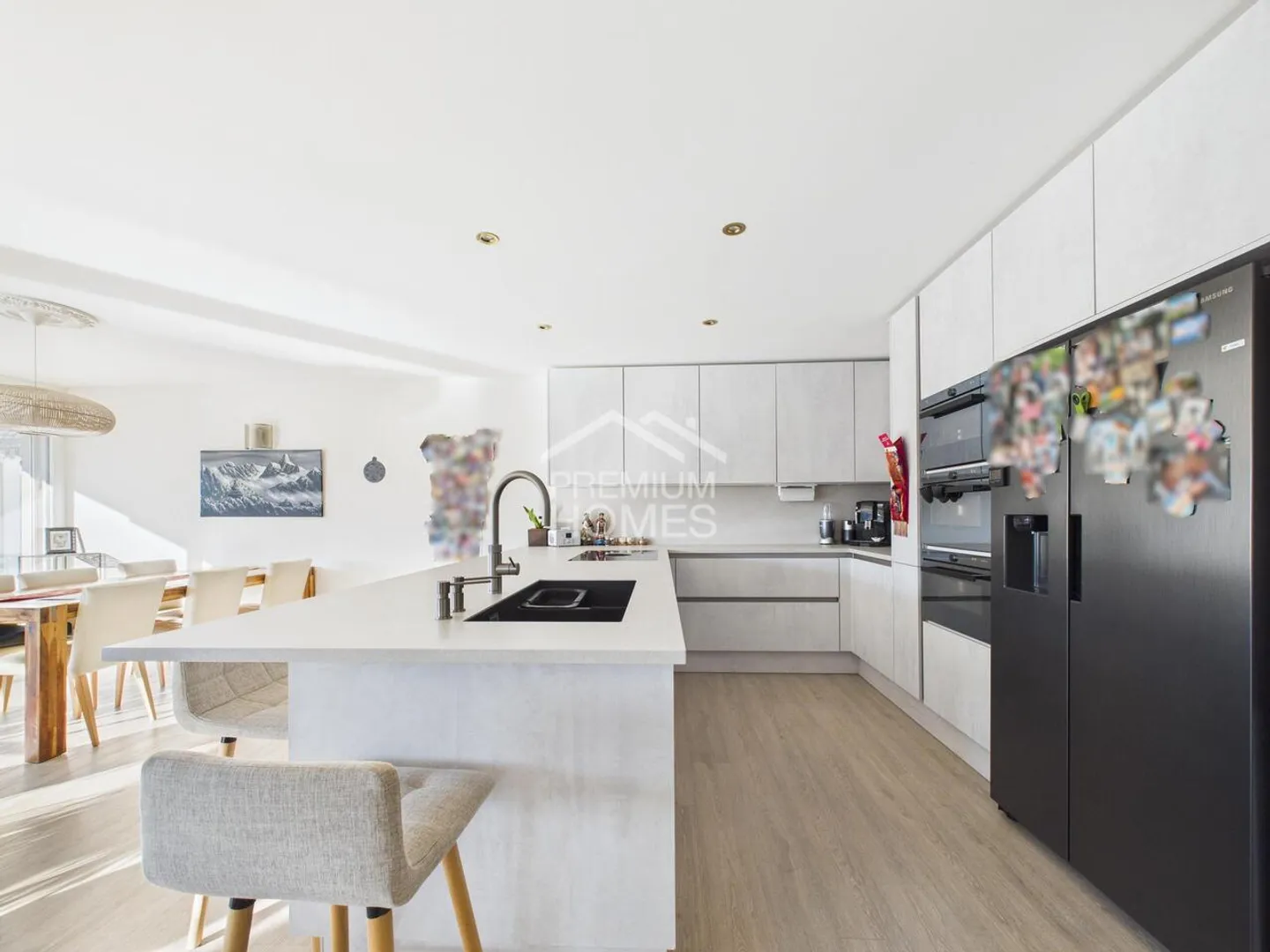 Modern Apartment with Stunning Views - Photo 4 of 10