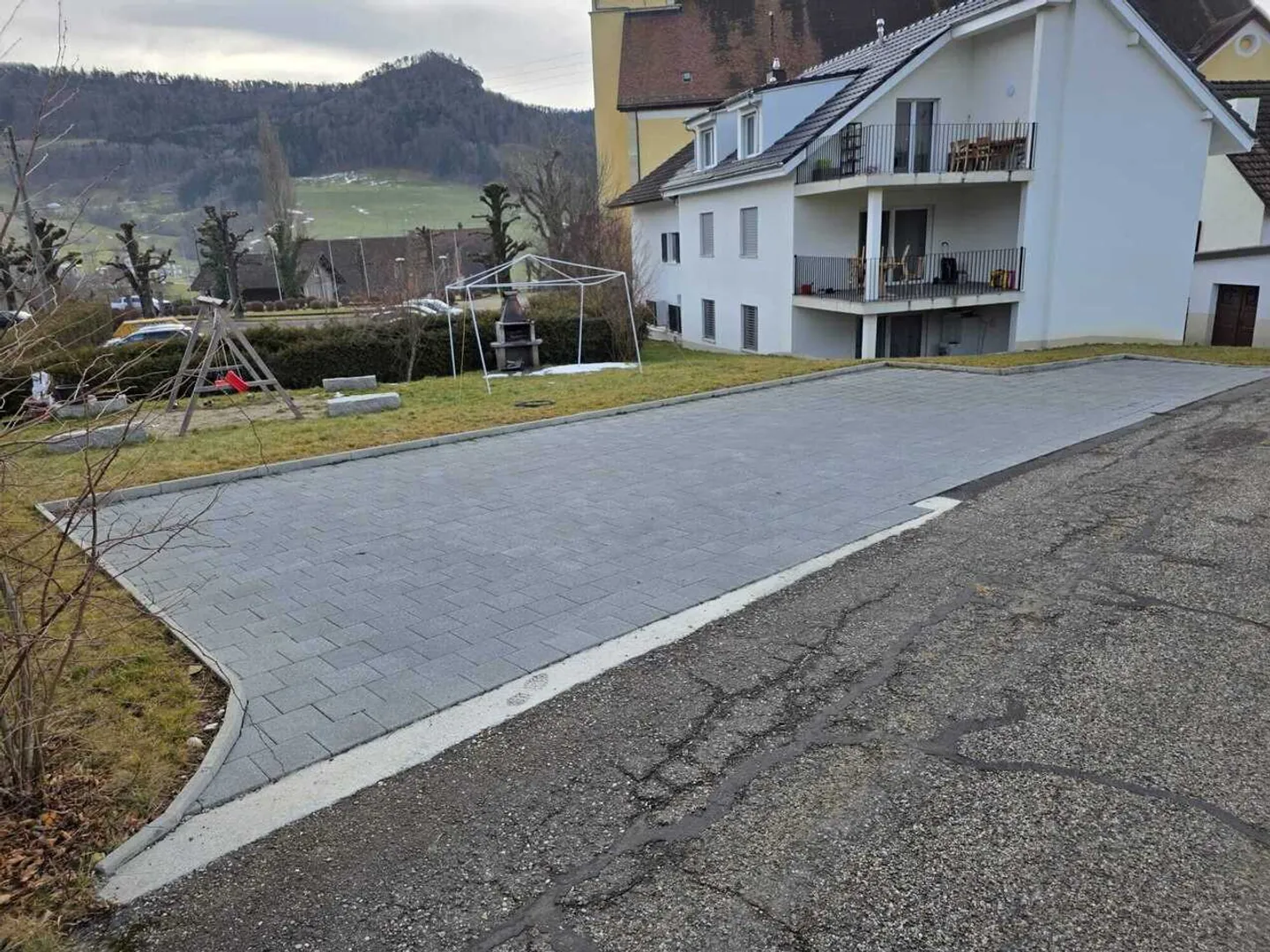 6 posti auto esterni, nuovi e pianeggianti - in affitto a Zullwil SO - Foto 1 di 6