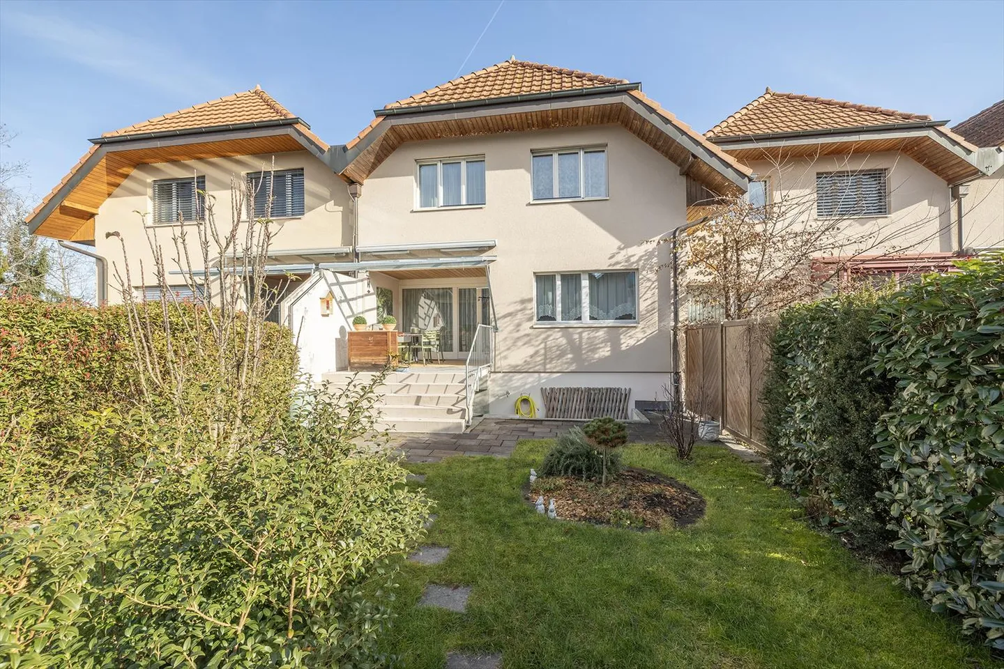 Maison contiguë 5.5 pièces - Photo 1 sur 13