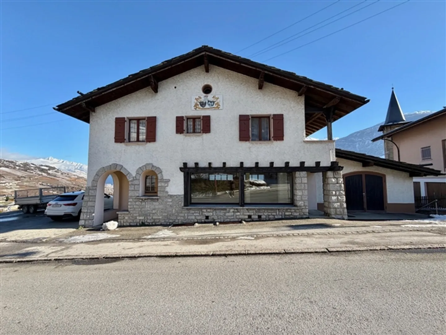 Mixed-use building with high investment potential in Flanthey - Photo 3 of 11