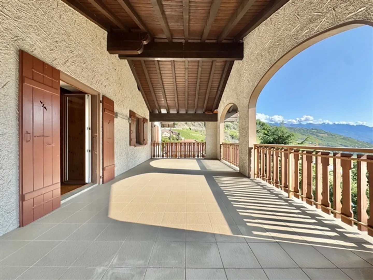 Mixed-use building with high investment potential in Flanthey - Photo 2 of 11