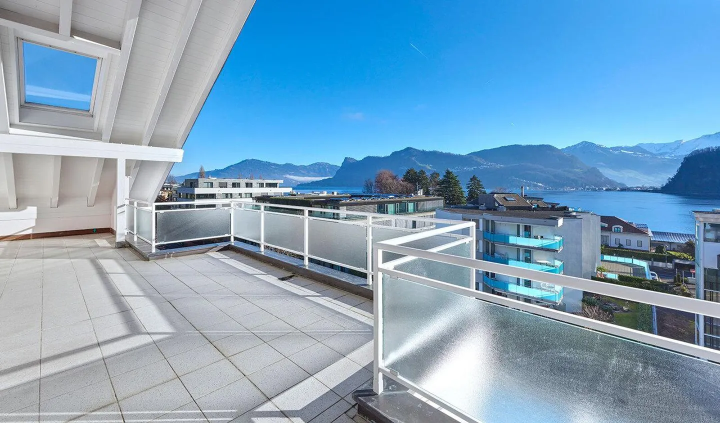 Spacious 7.5-room penthouse apartment with beautiful distant views - Photo 1 of 8