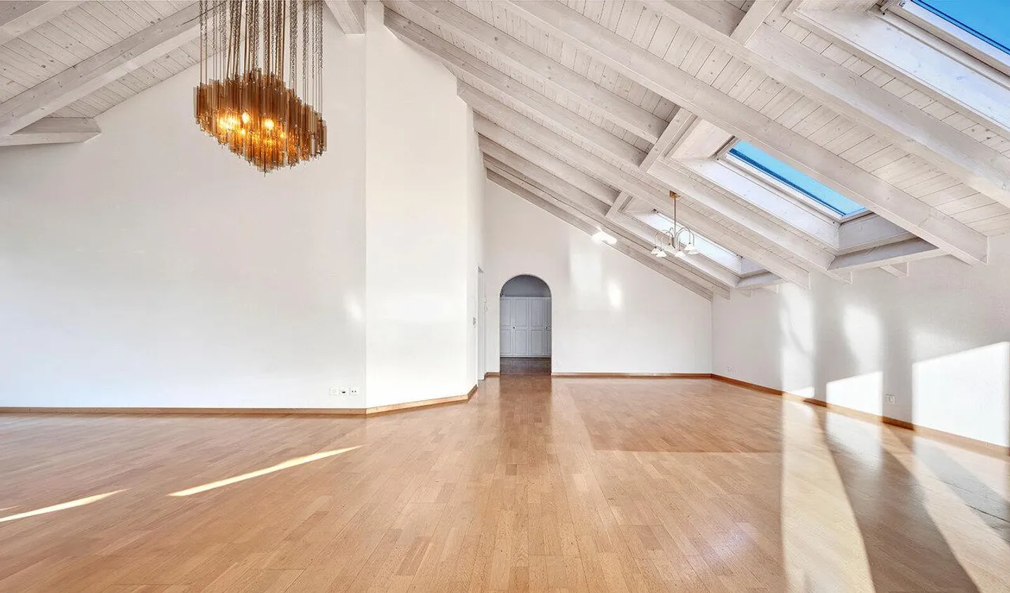 Spacious 7.5-room penthouse apartment with beautiful distant views - Photo 3 of 8