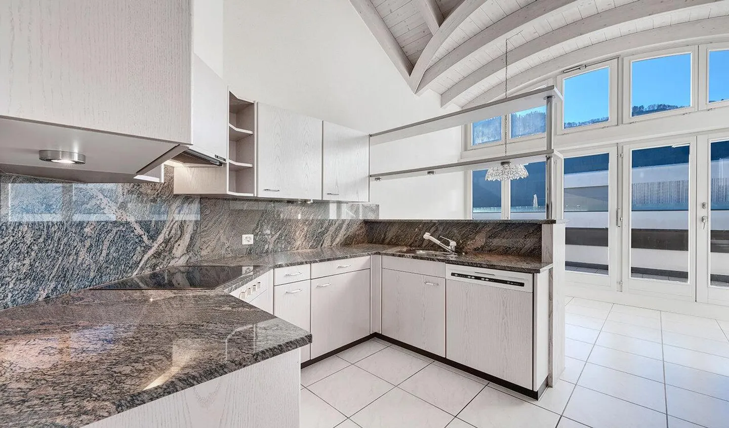 Spacious 7.5-room penthouse apartment with beautiful distant views - Photo 4 of 8