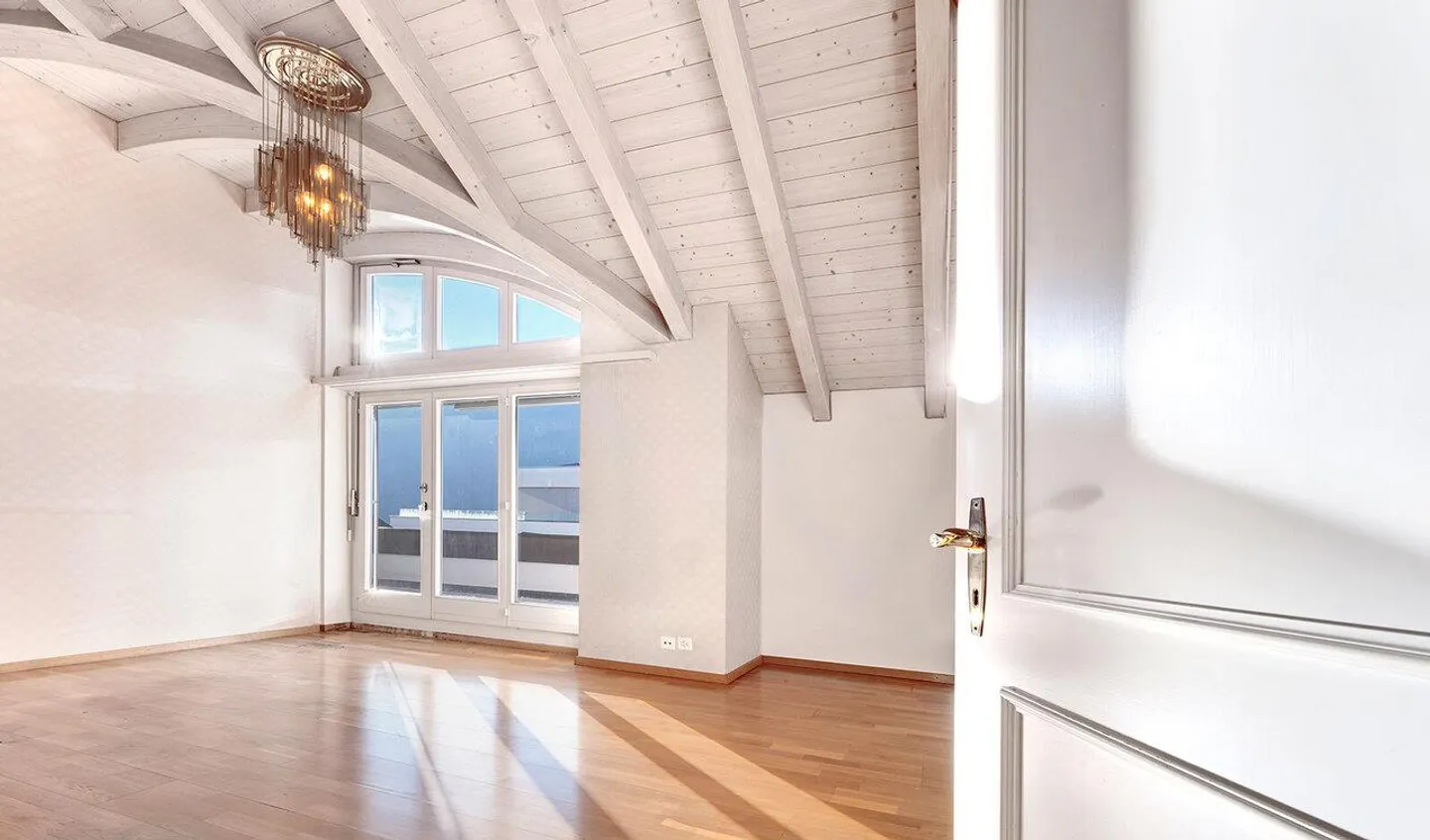 Spacious 7.5-room penthouse apartment with beautiful distant views - Photo 5 of 8