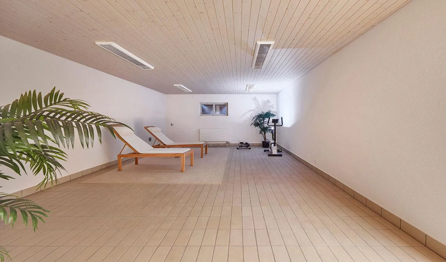 Spacious 7.5-room penthouse apartment with beautiful distant views - Photo 6 of 8