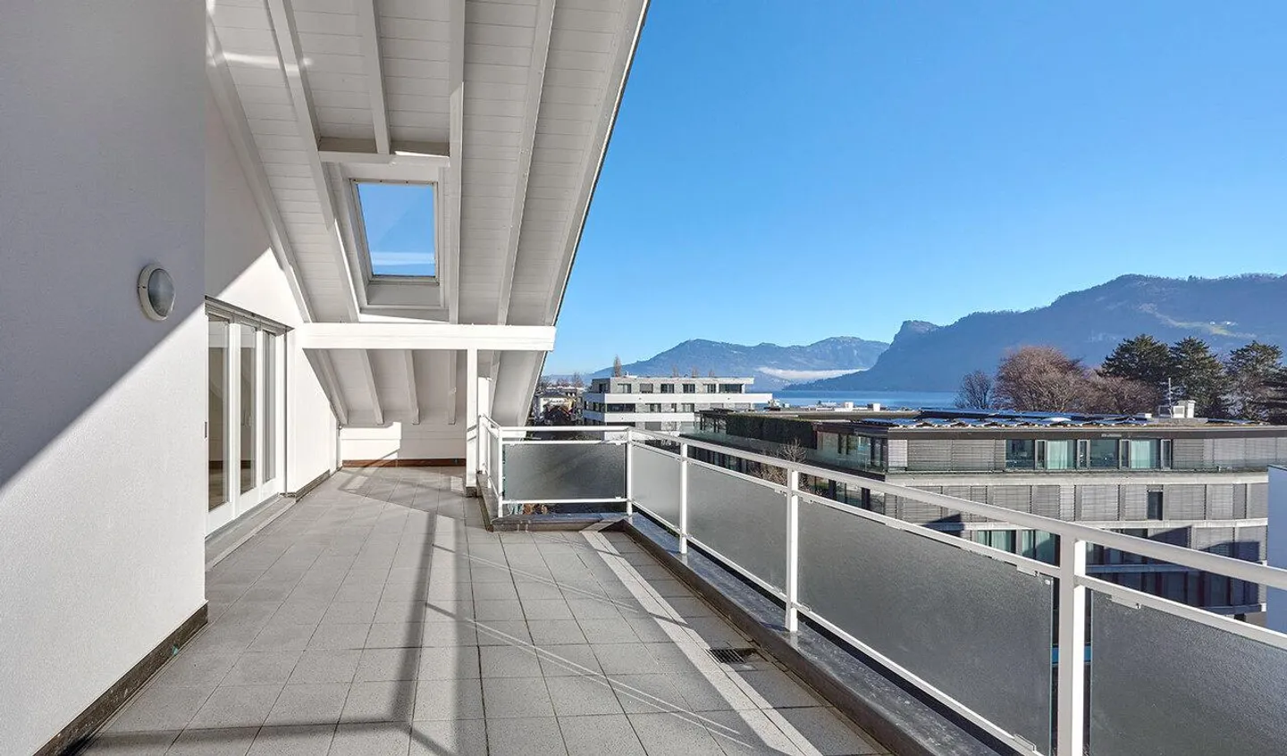 Spacious 7.5-room penthouse apartment with beautiful distant views - Photo 7 of 8