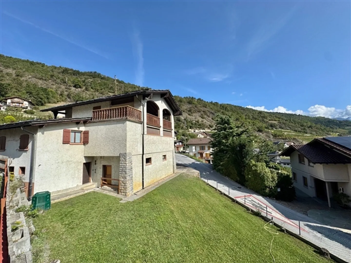 Mixed-use building with high investment potential in Flanthey - Photo 11 of 11