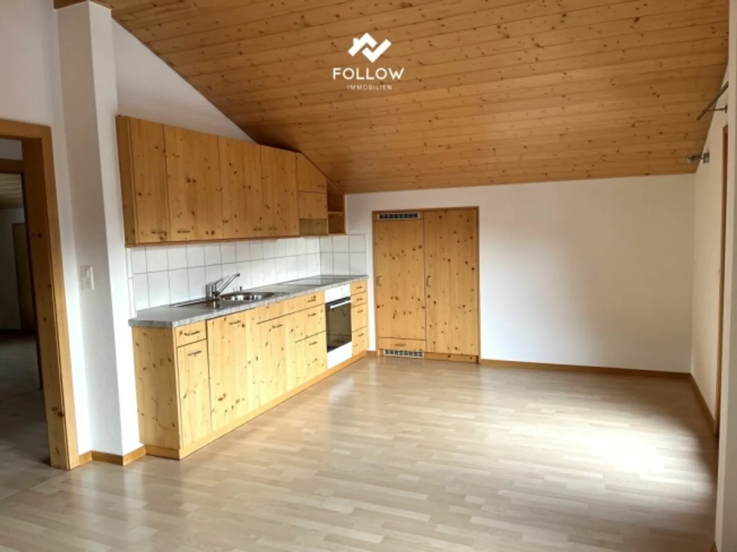 Appartamento attico soleggiato di 3,5 locali con balcone, area giardino nel centro del villaggio di Fiesch - Foto 1 di 7