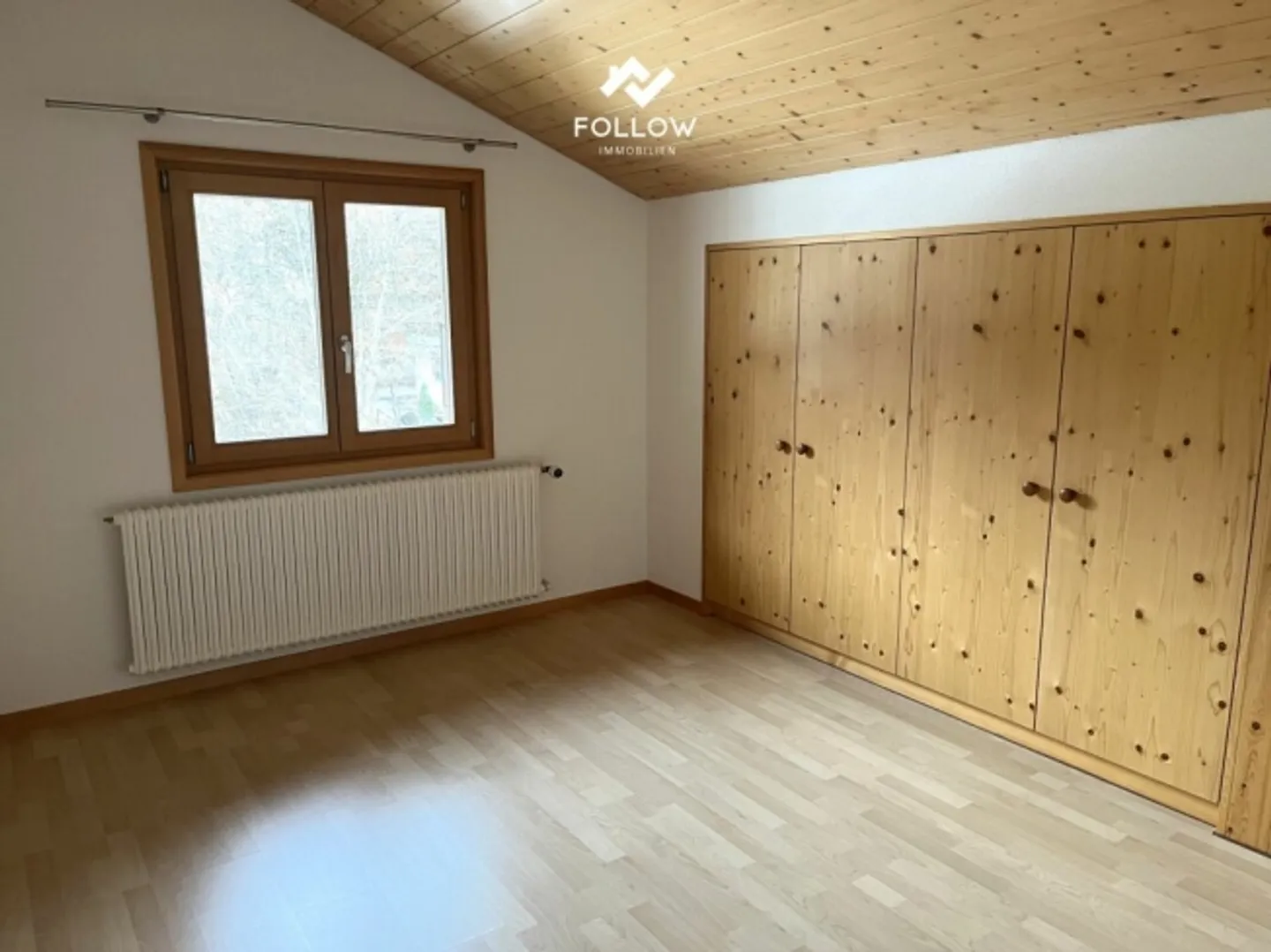 Appartamento attico soleggiato di 3,5 locali con balcone, area giardino nel centro del villaggio di Fiesch - Foto 4 di 7