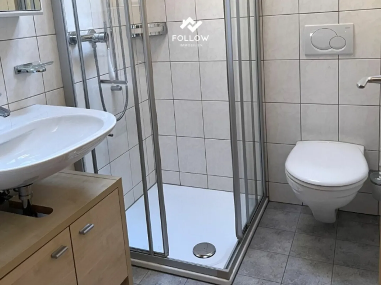 Appartamento attico soleggiato di 3,5 locali con balcone, area giardino nel centro del villaggio di Fiesch - Foto 5 di 7