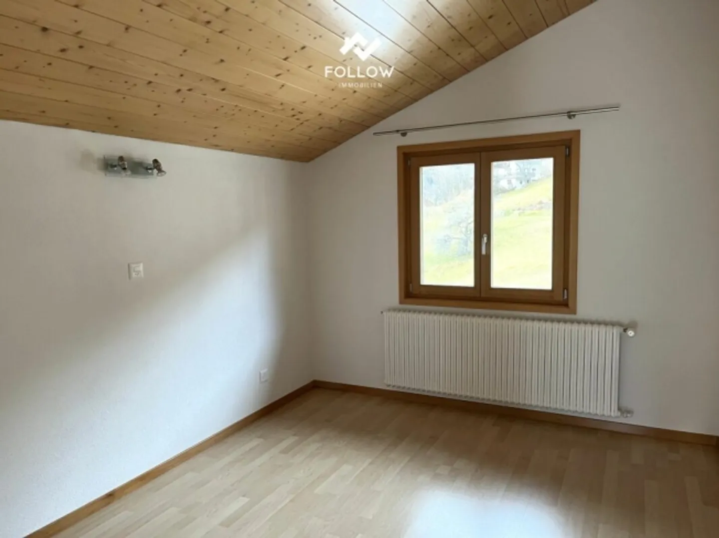 Appartamento attico soleggiato di 3,5 locali con balcone, area giardino nel centro del villaggio di Fiesch - Foto 6 di 7