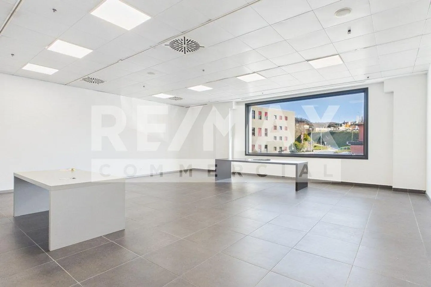 Mendrisio – Spacious commercial space with visibility - Photo 2 of 7