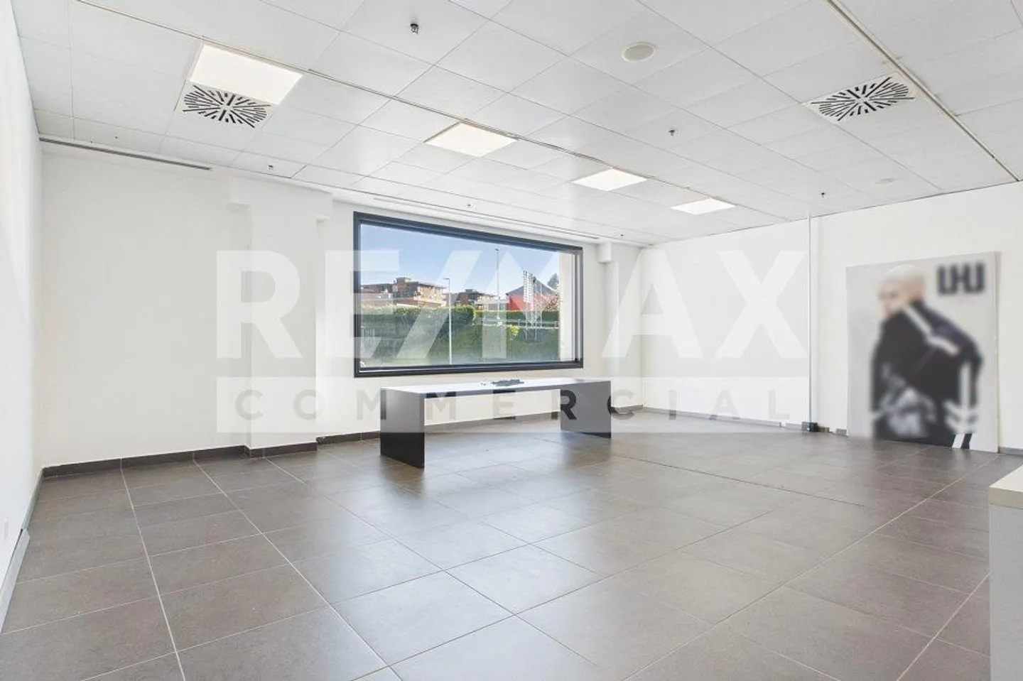 Mendrisio – Spacious commercial space with visibility - Photo 3 of 7