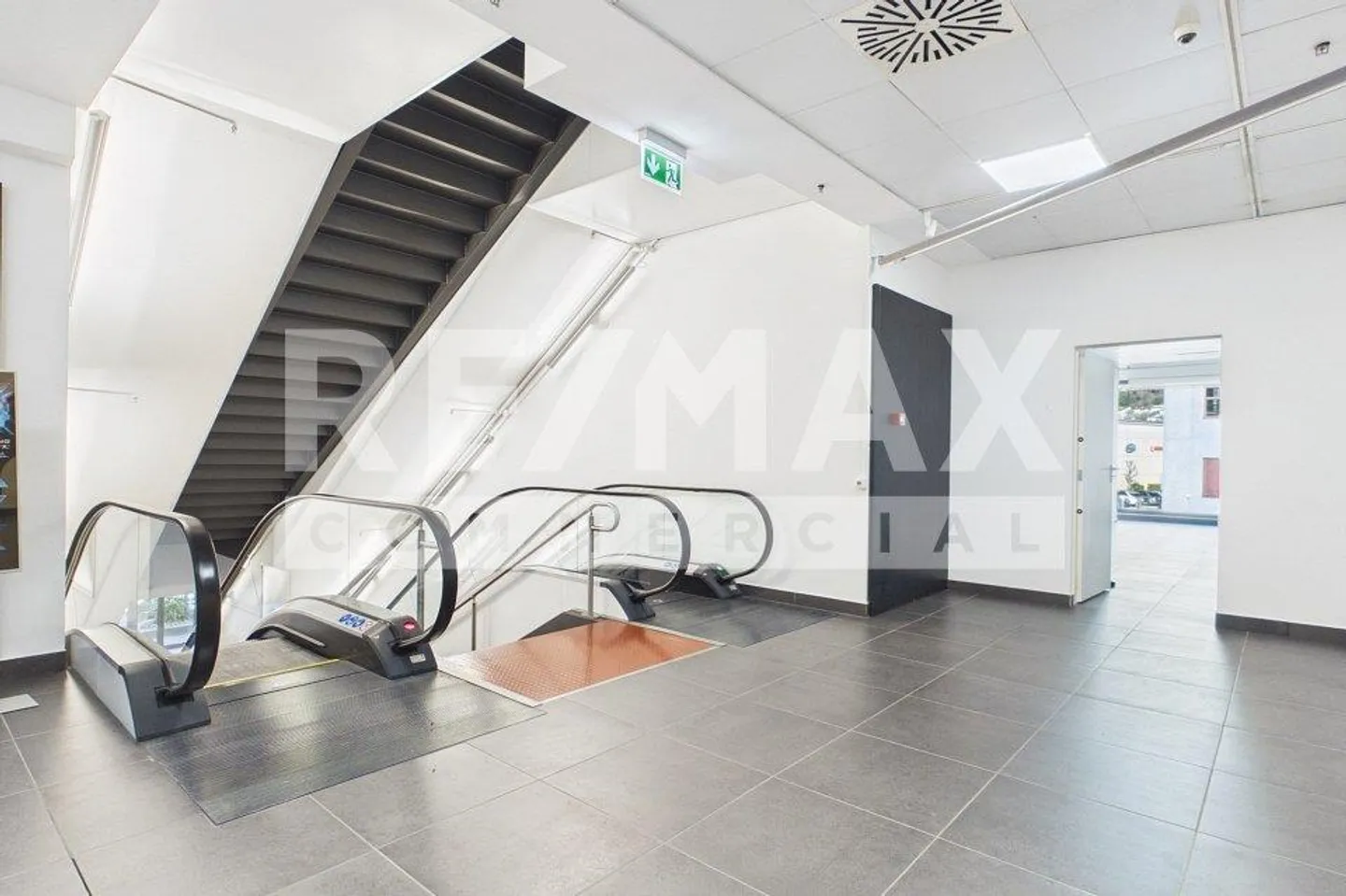 Mendrisio – Spacious commercial space with visibility - Photo 7 of 7