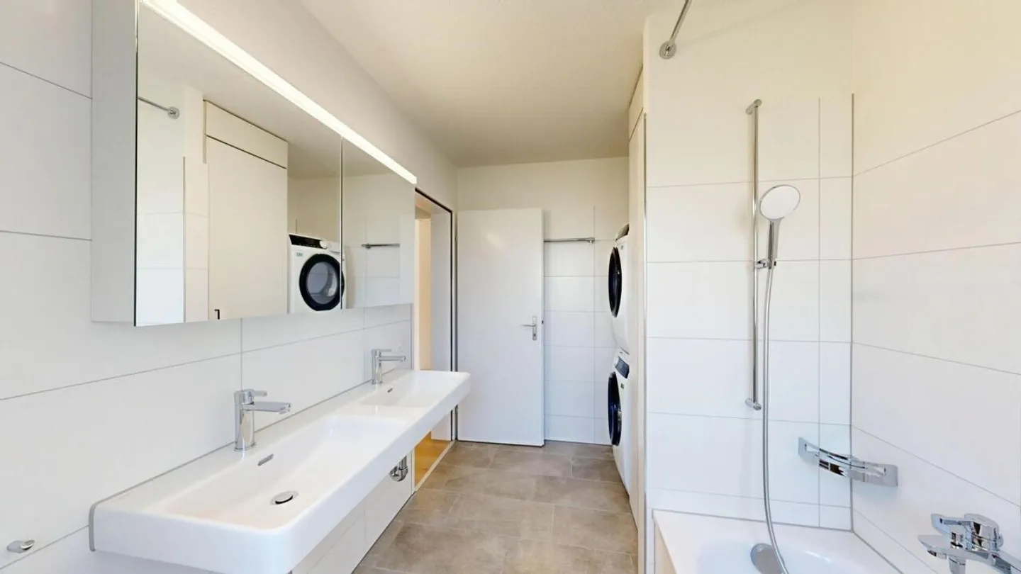 Modernes Apartment mit verglastem Balkon - Foto 8 von 15