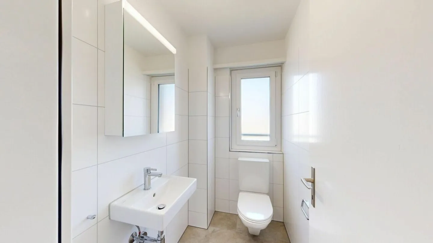 Modernes Apartment mit verglastem Balkon - Foto 9 von 15