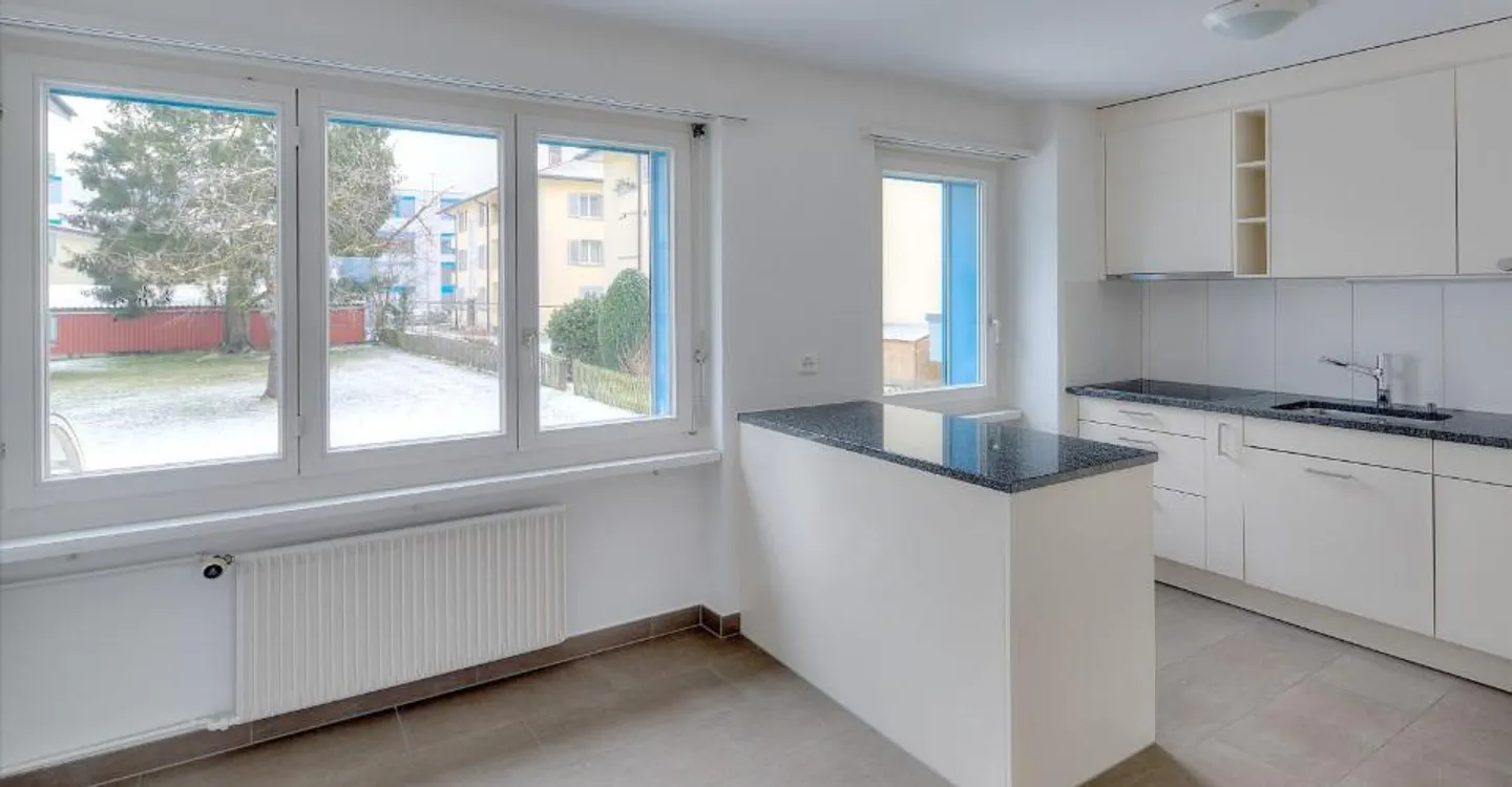 Ground floor with large balcony - Photo 4 of 8