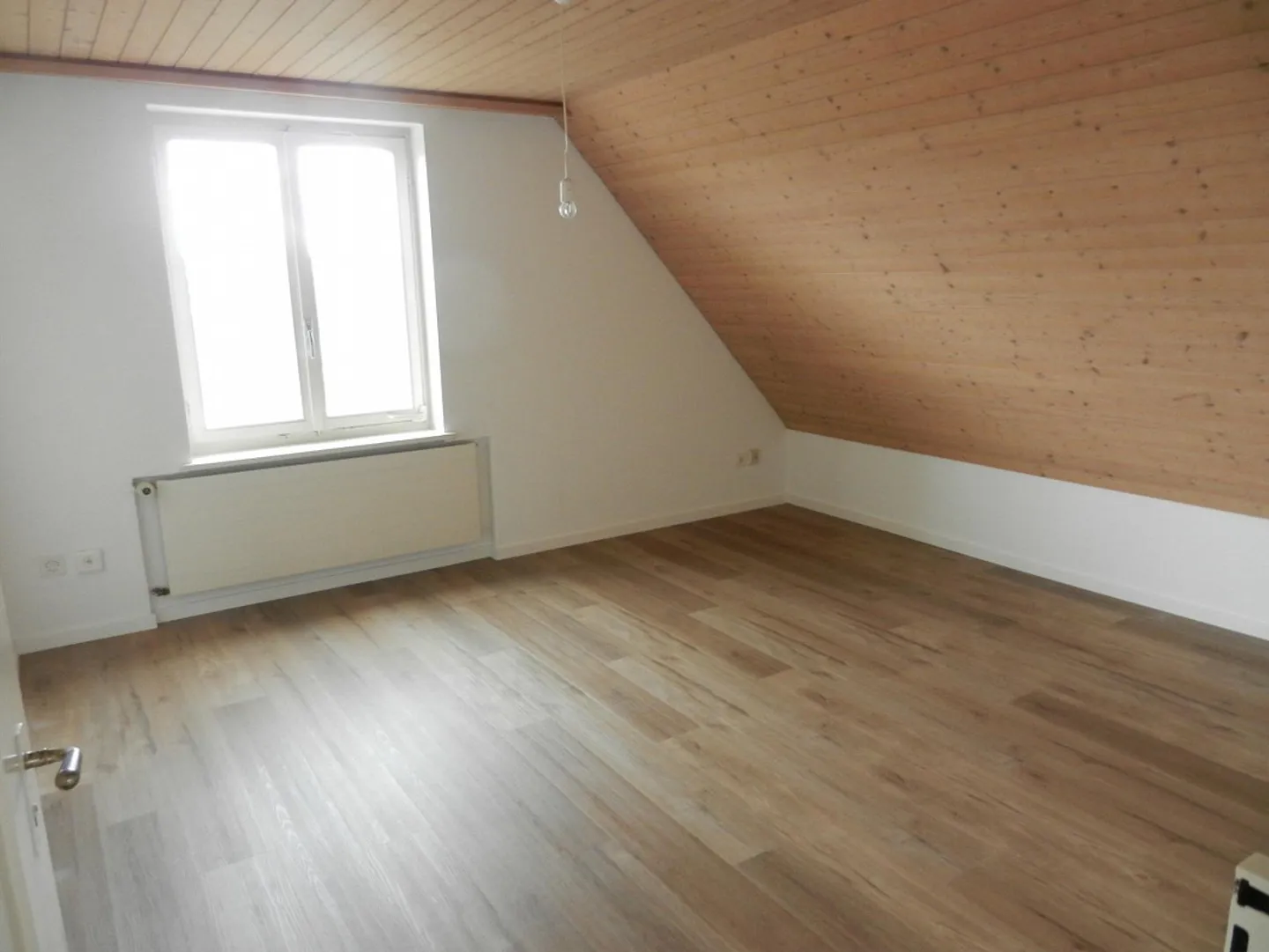 Charmante Dachwohnung mit Aussicht - Foto 2 von 9