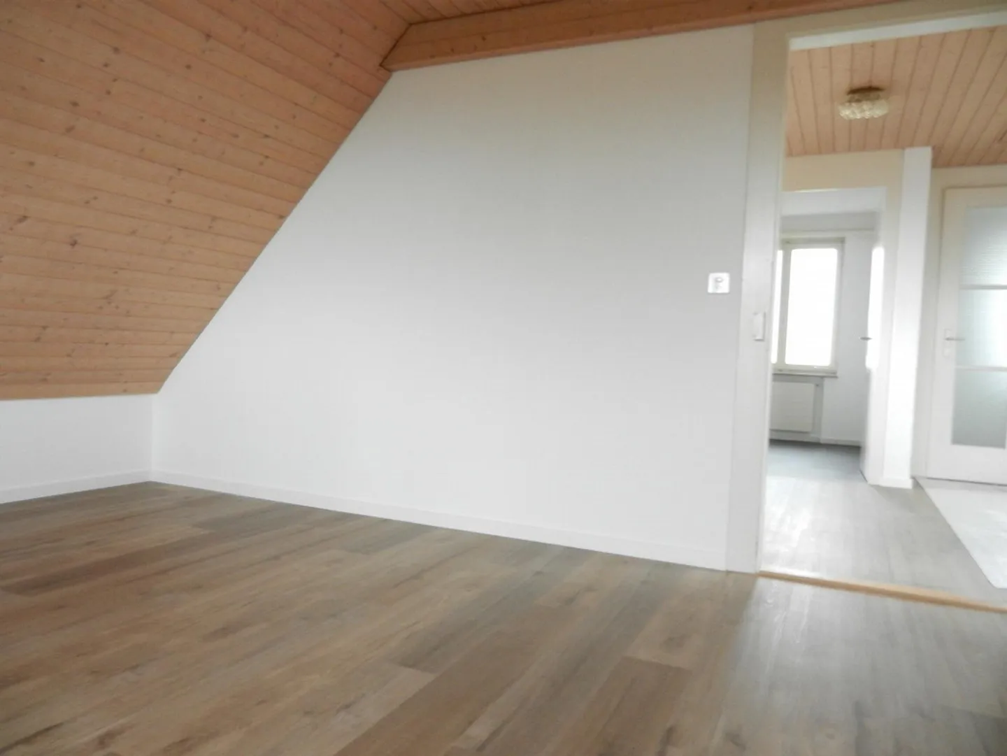 Charmante Dachwohnung mit Aussicht - Foto 3 von 9