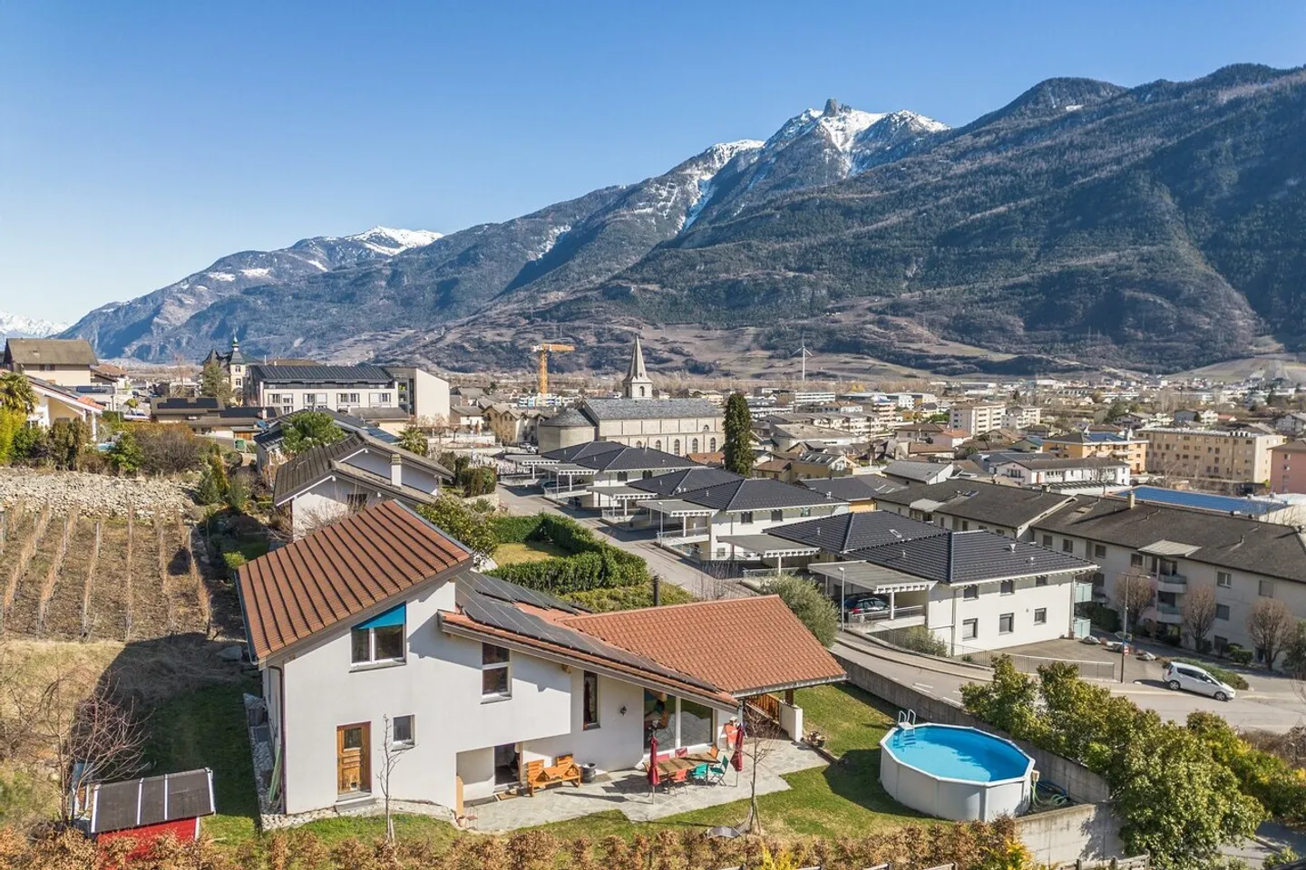 Property in a dominant, quiet and sunny location. - Photo 1 of 10