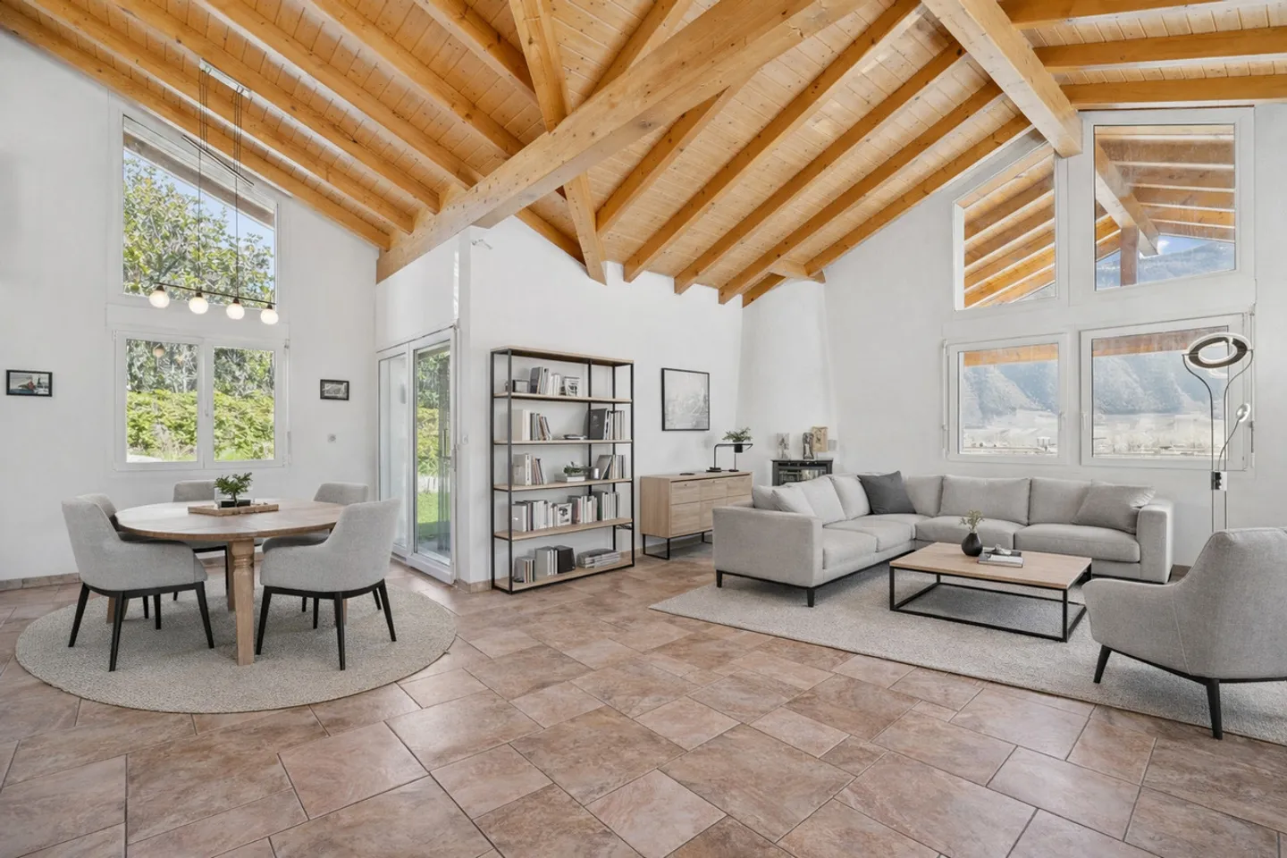 Property in a dominant, quiet and sunny location. - Photo 2 of 10