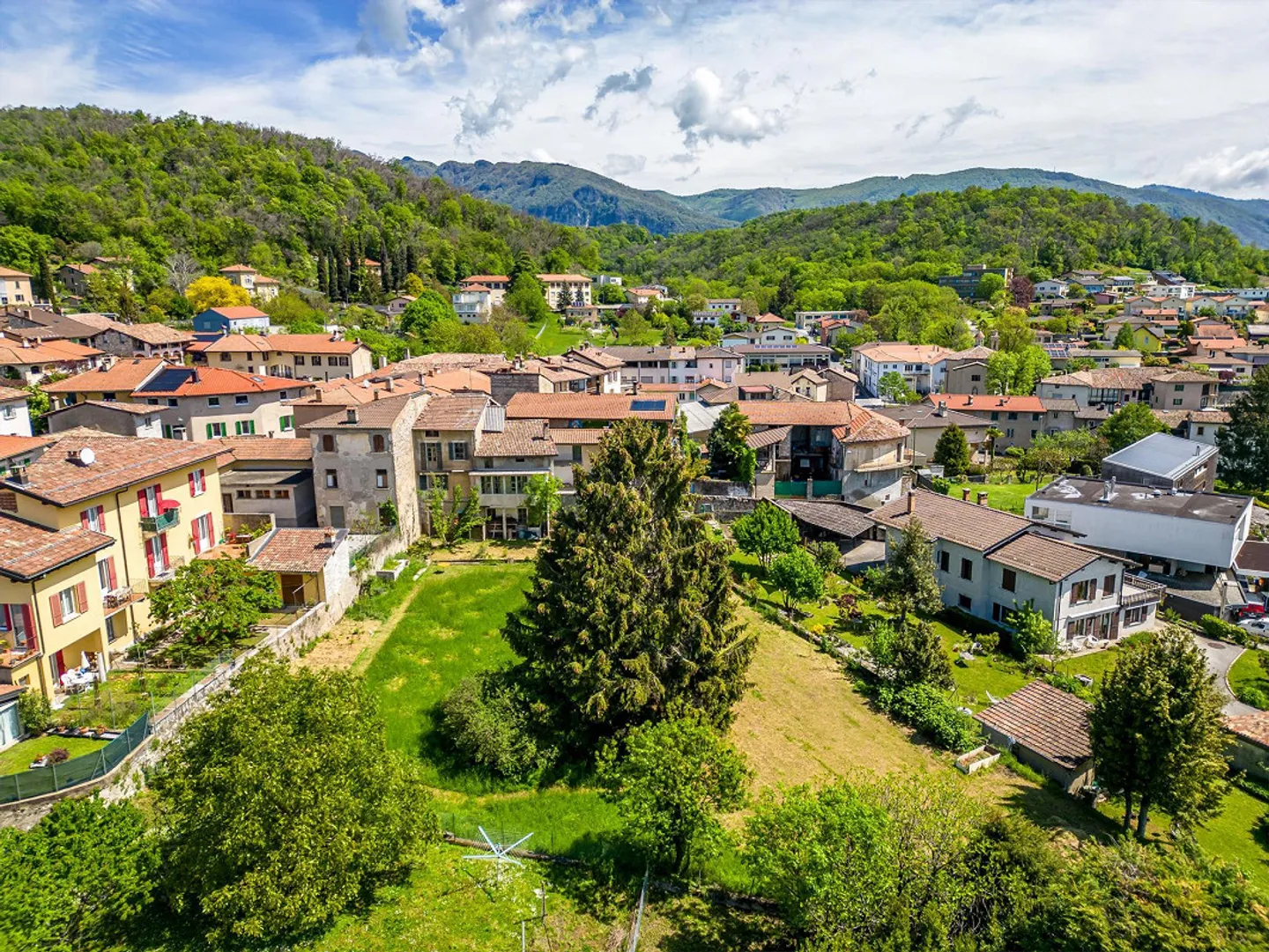 Terrain constructible en plein soleil avec projet approuvé - Photo 2 sur 4