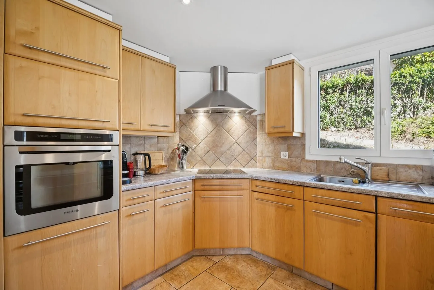 Property in a dominant, quiet and sunny location. - Photo 4 of 10