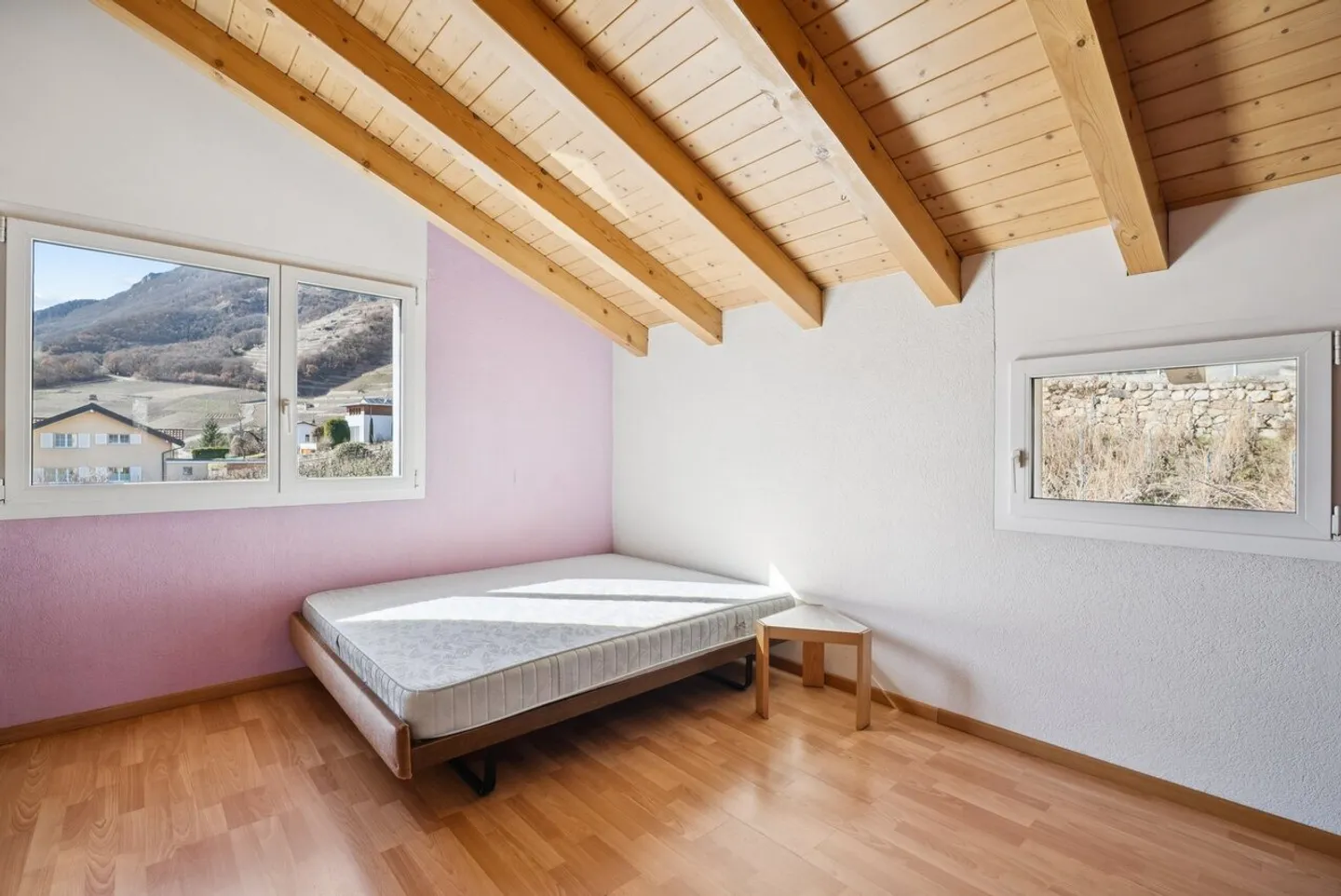 Property in a dominant, quiet and sunny location. - Photo 9 of 10