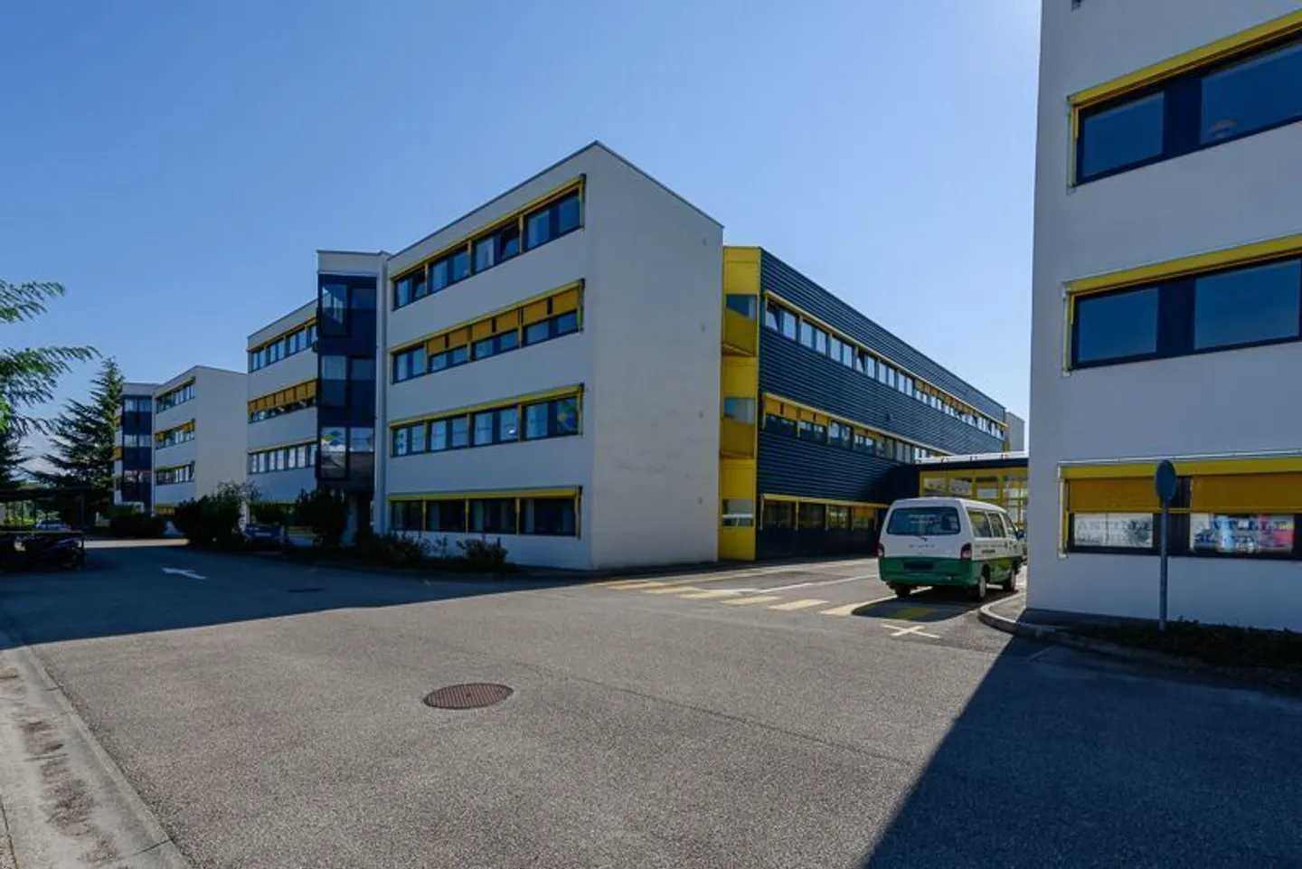 Grande deposito nella zona industriale di Gland! - Foto 1 di 3