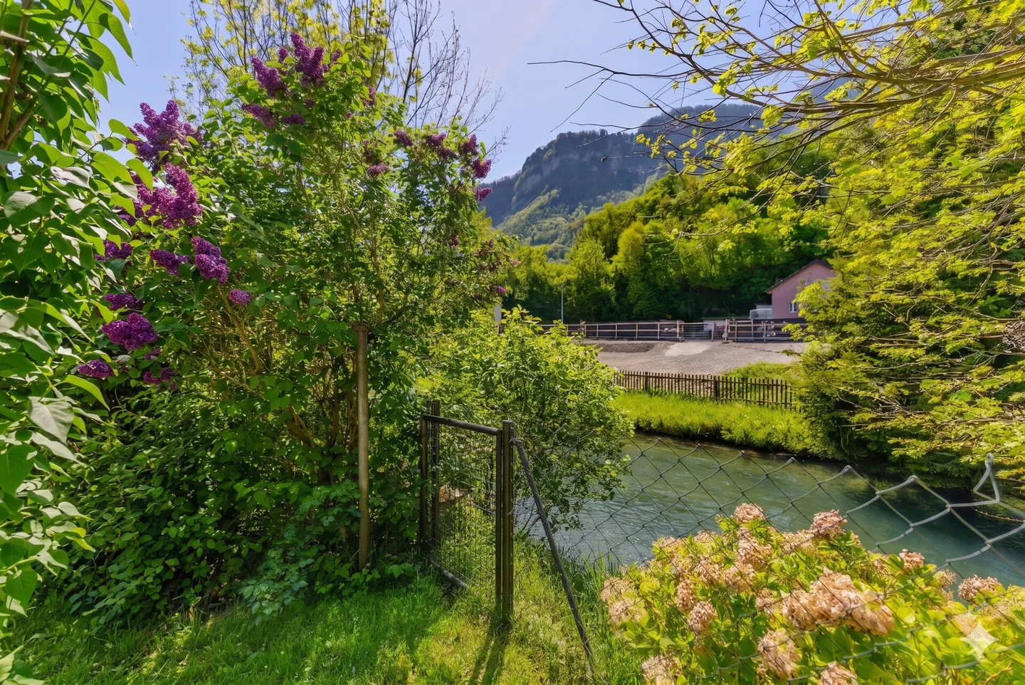 Maison individuelle indépendante avec potentiel d'aménagement dans un emplacement idyllique directement au bord de l'eau - Photo 14 sur 18