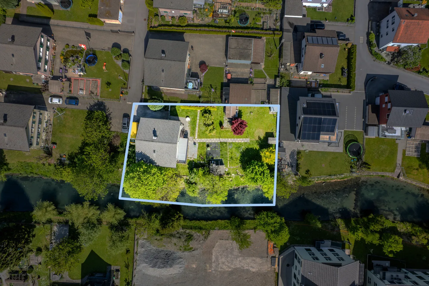 Maison individuelle indépendante avec potentiel d'aménagement dans un emplacement idyllique directement au bord de l'eau - Photo 17 sur 18