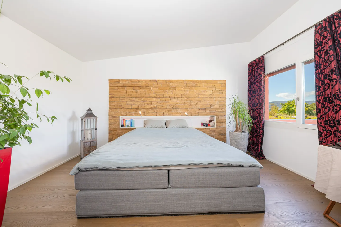 Spacious Attic Apartment - Photo 8 of 13