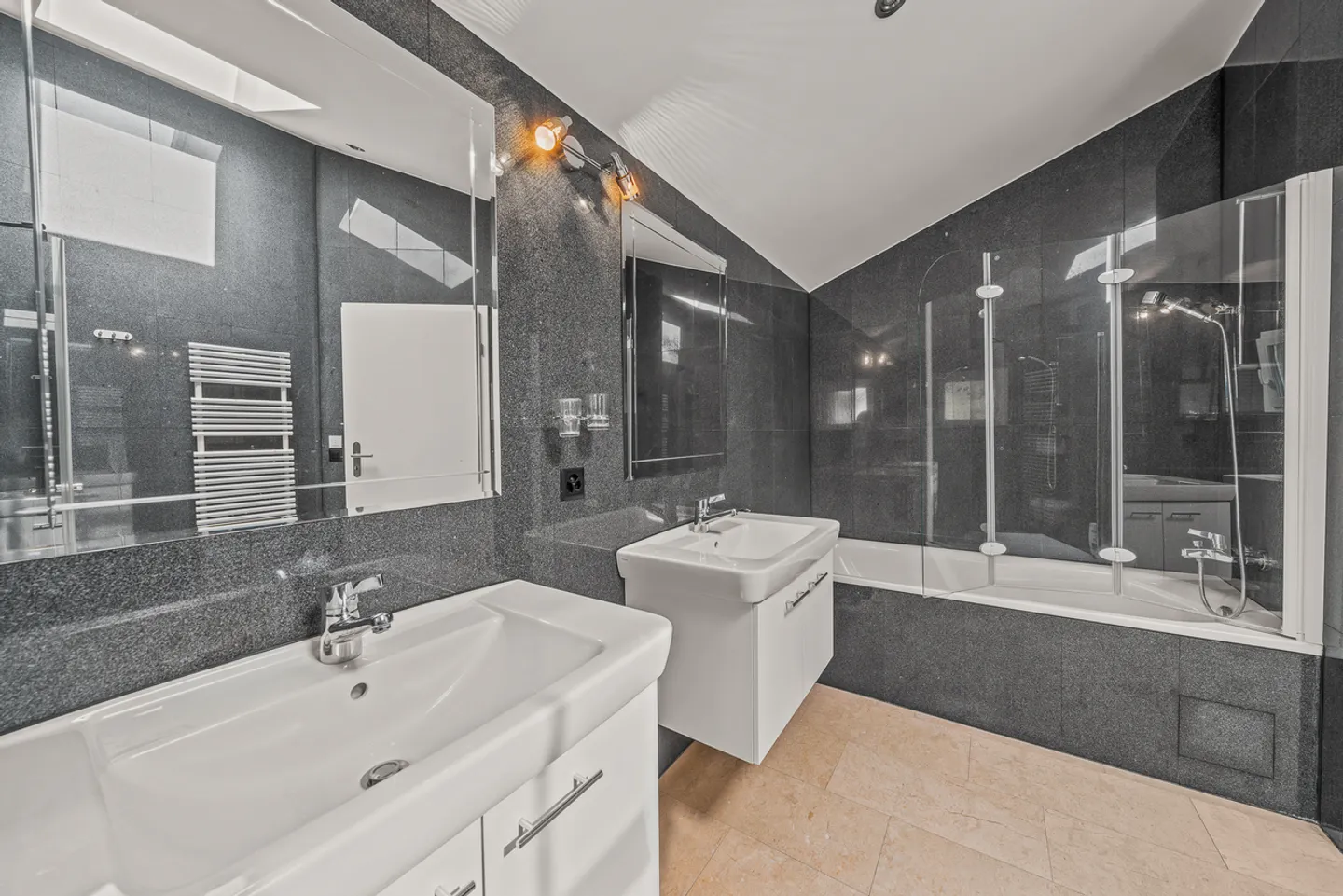 Magnificent detached house in a quiet residential area - Photo 16 of 18