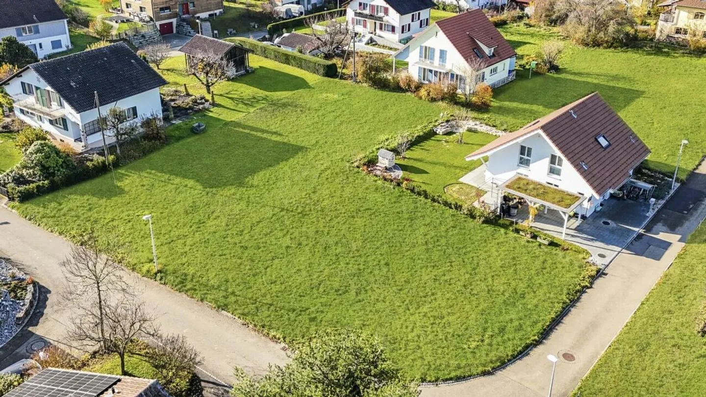 Terreno edificabile generoso - situato in una zona tranquilla senza traffico di transito - Foto 5 di 9