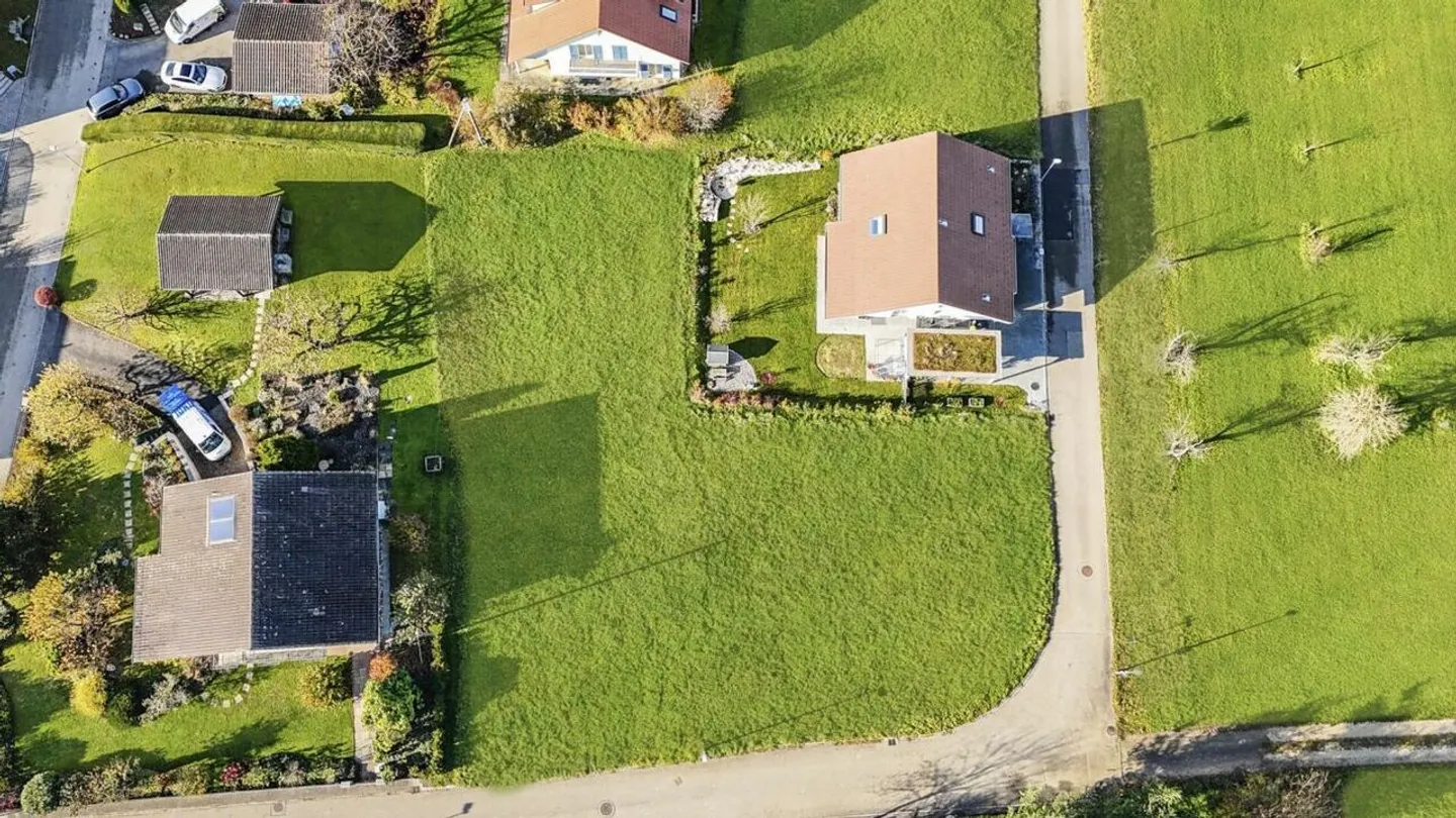Terreno edificabile generoso - situato in una zona tranquilla senza traffico di transito - Foto 6 di 9