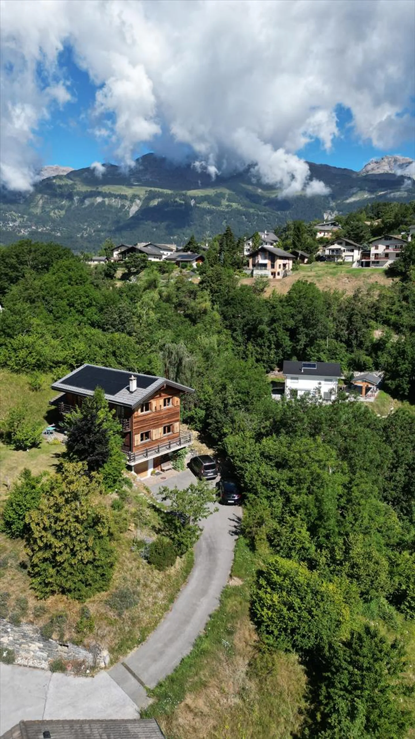 Superbe chalet de 5.5 pièces avec vue panoramique sur les Alpes - Photo 1 sur 12