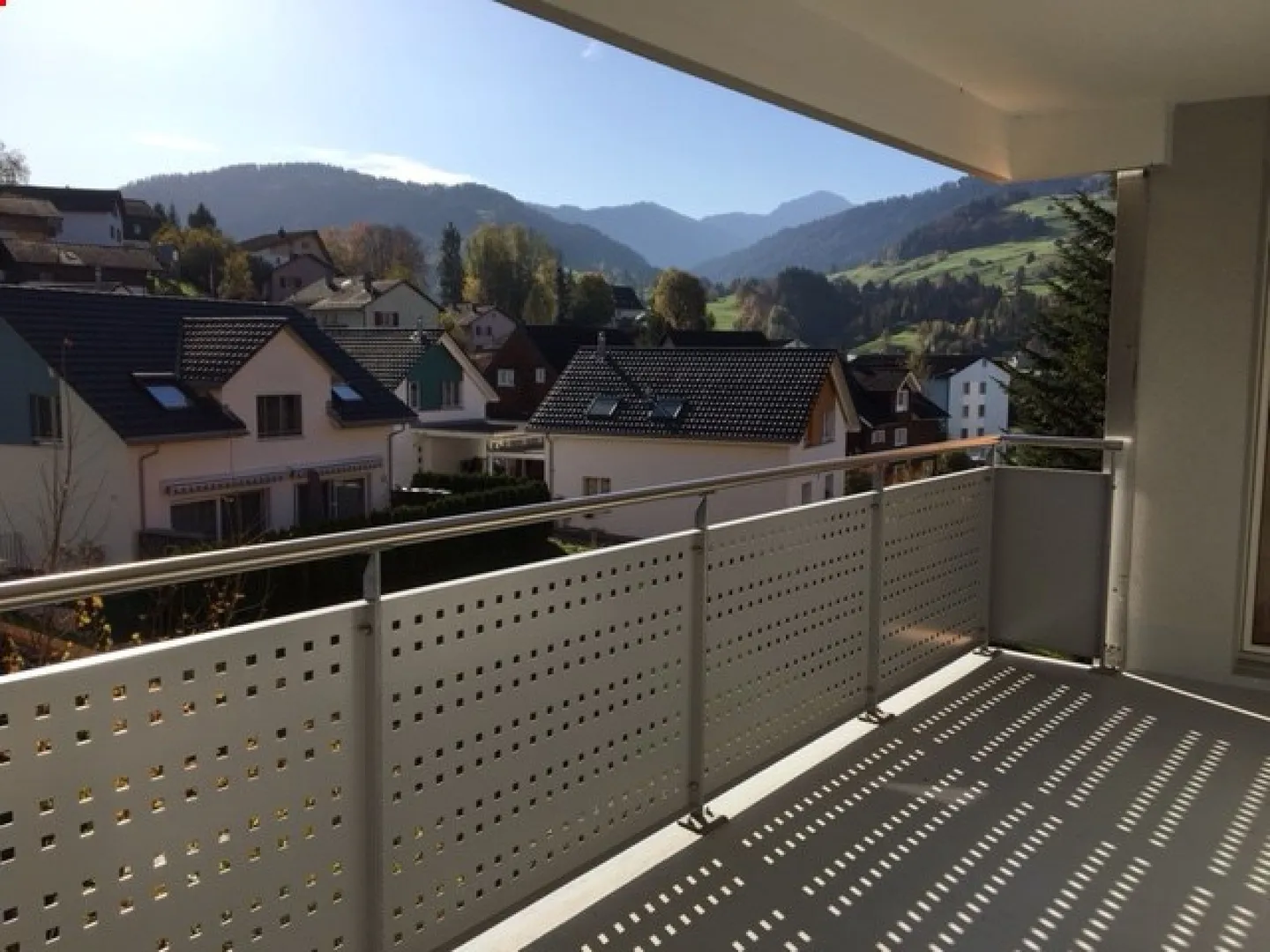 Cheap!, sunny, quiet, large balcony! Sep. kitchen. 2.5-room apartment with a view! - Photo 3 of 4