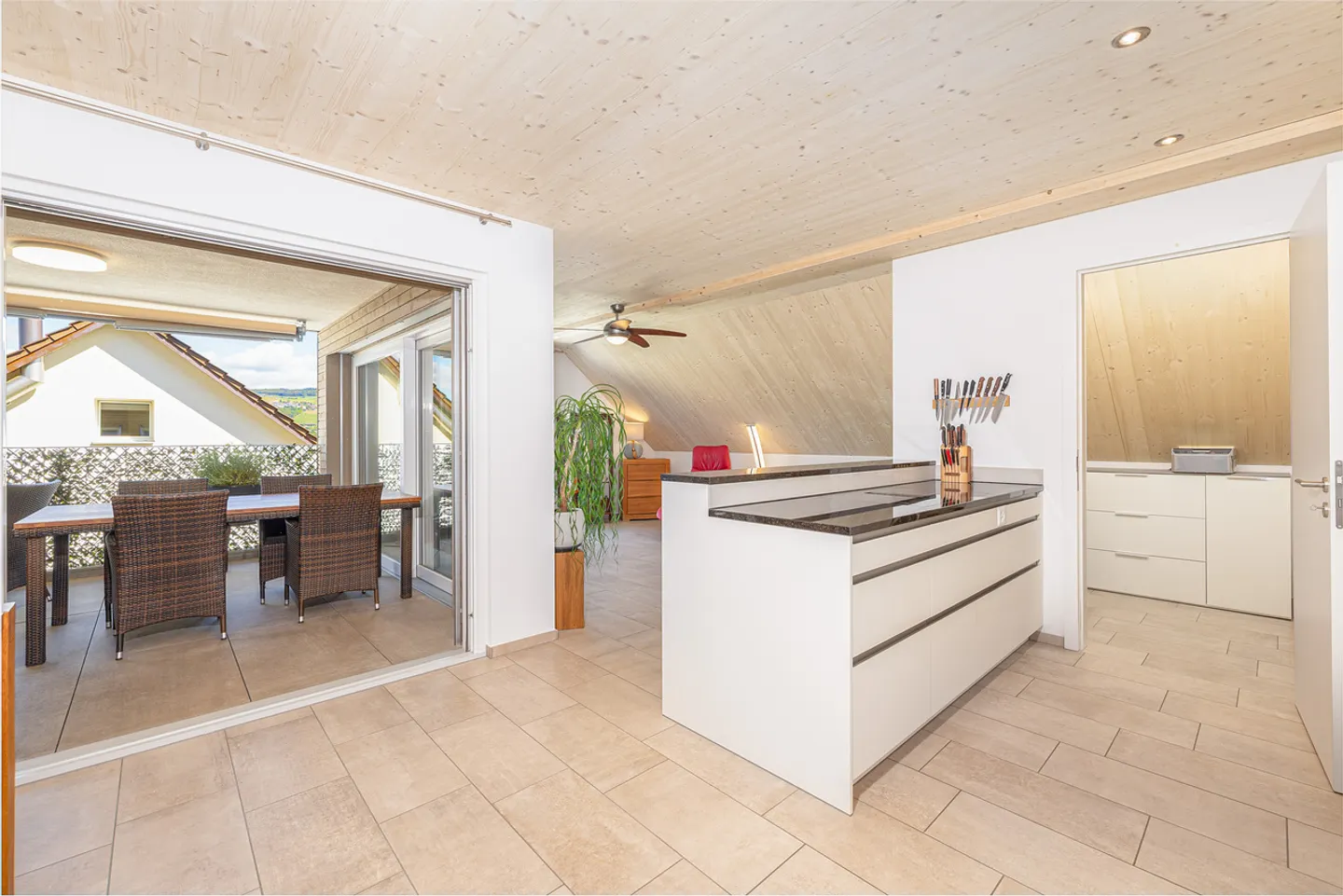 Stylish Maisonette Apartment - Photo 8 of 13