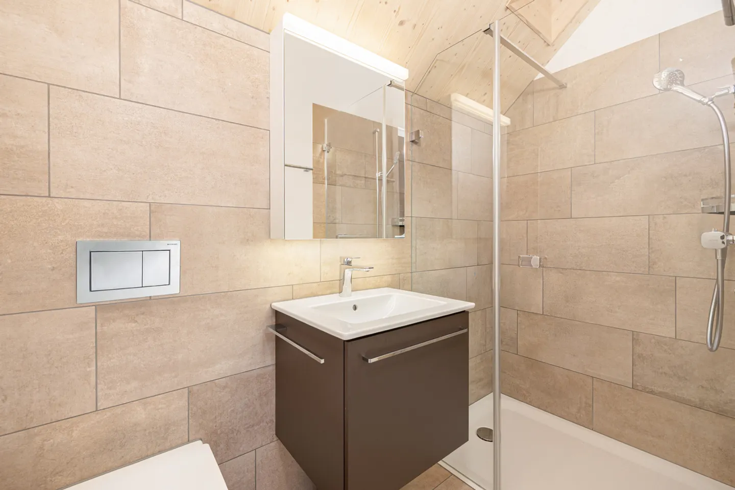 Stylish Maisonette Apartment - Photo 11 of 13