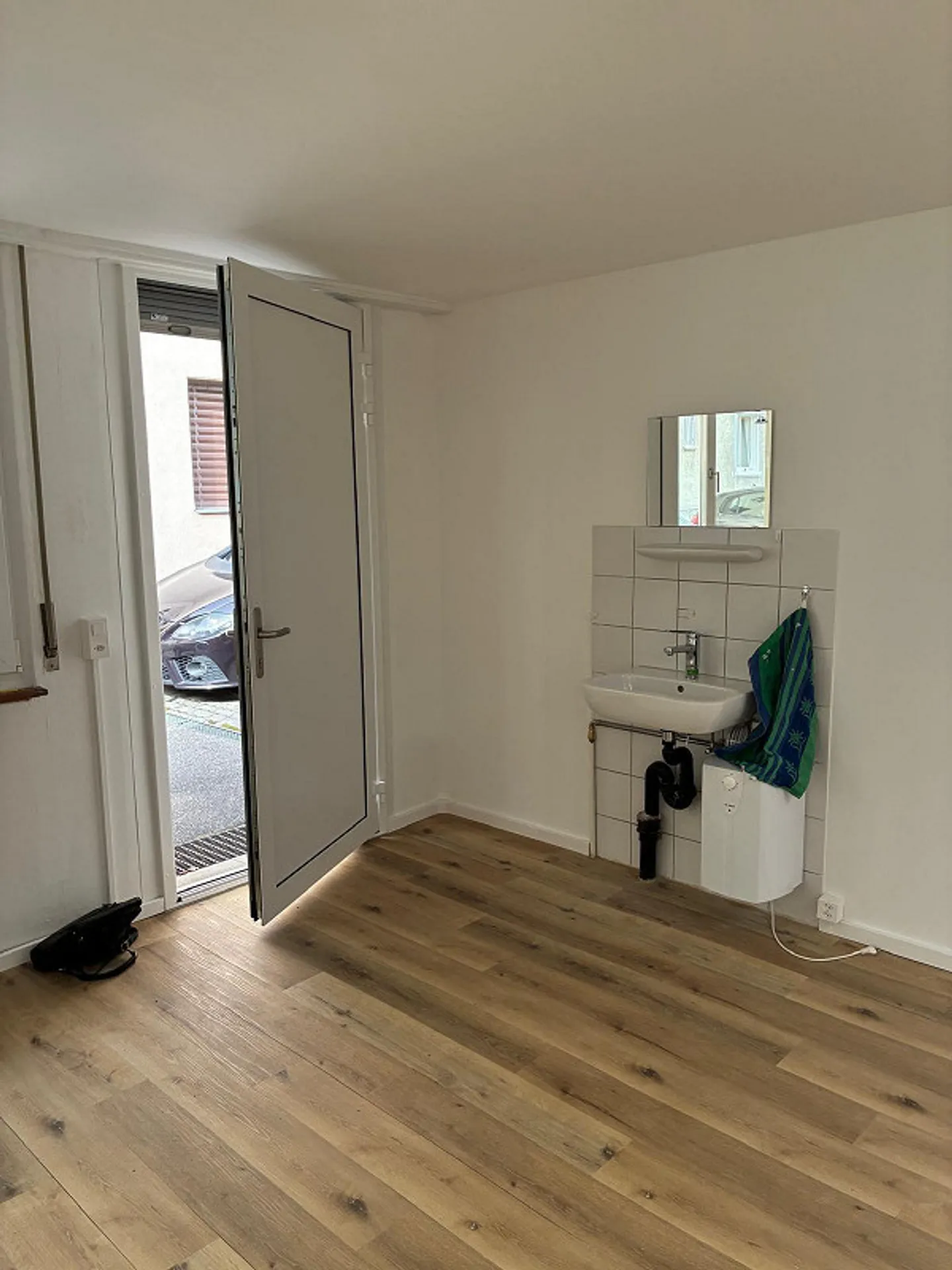 Commercial space plus practical outdoor area - Photo 3 of 5