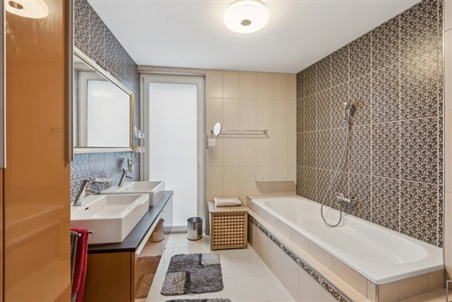 Beautiful detached house with large garden and jacuzzi - Photo 12 of 13