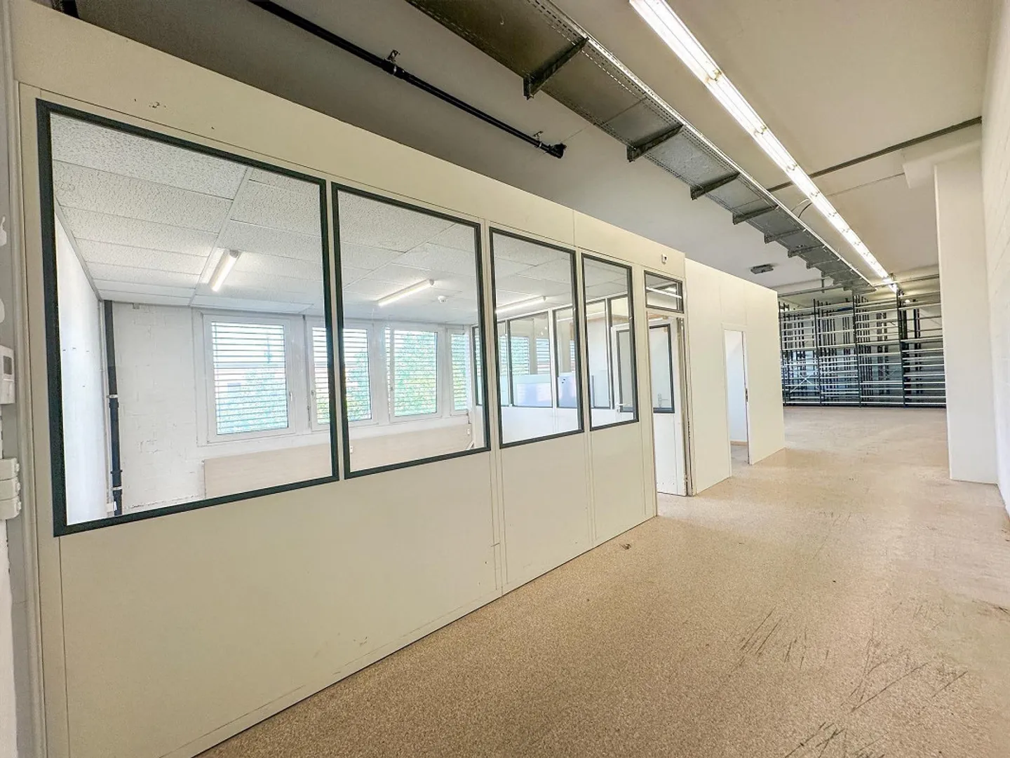 Spazio commerciale versatile con magazzino e ufficio in affitto a Reinach/BL - Foto 1 di 8