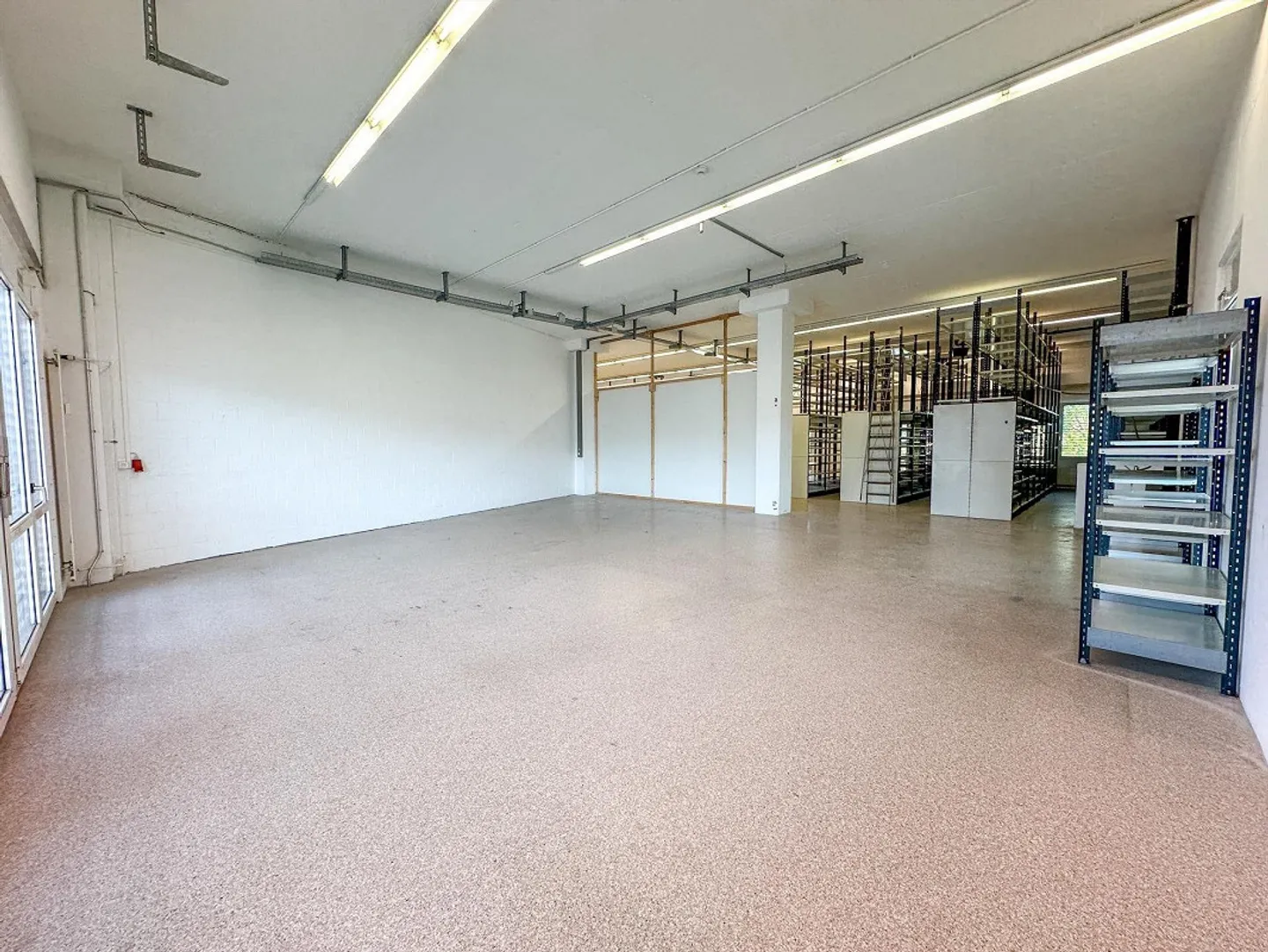 Spazio commerciale versatile con magazzino e ufficio in affitto a Reinach/BL - Foto 7 di 8