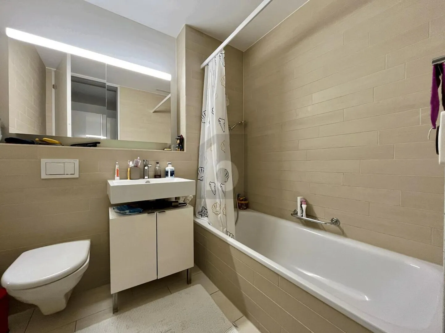 SPACIOUS, CENTRAL AND CLOSE TO NATURE - Photo 4 of 6