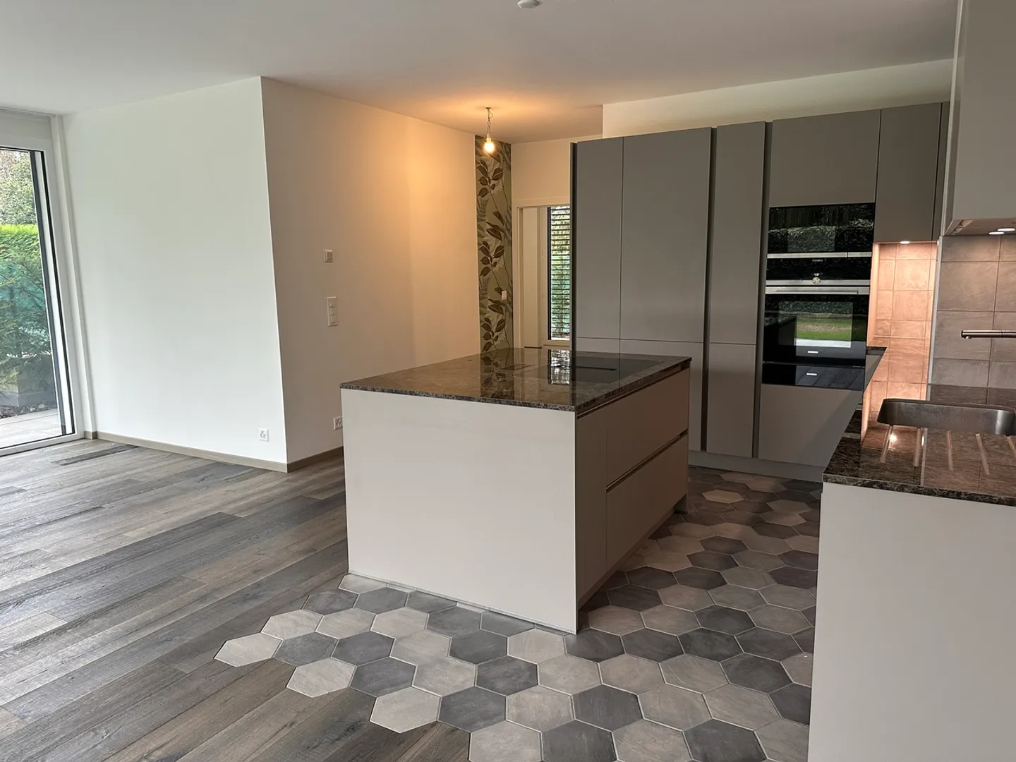 Garden-level apartment in a small condominium - Photo 2 of 10