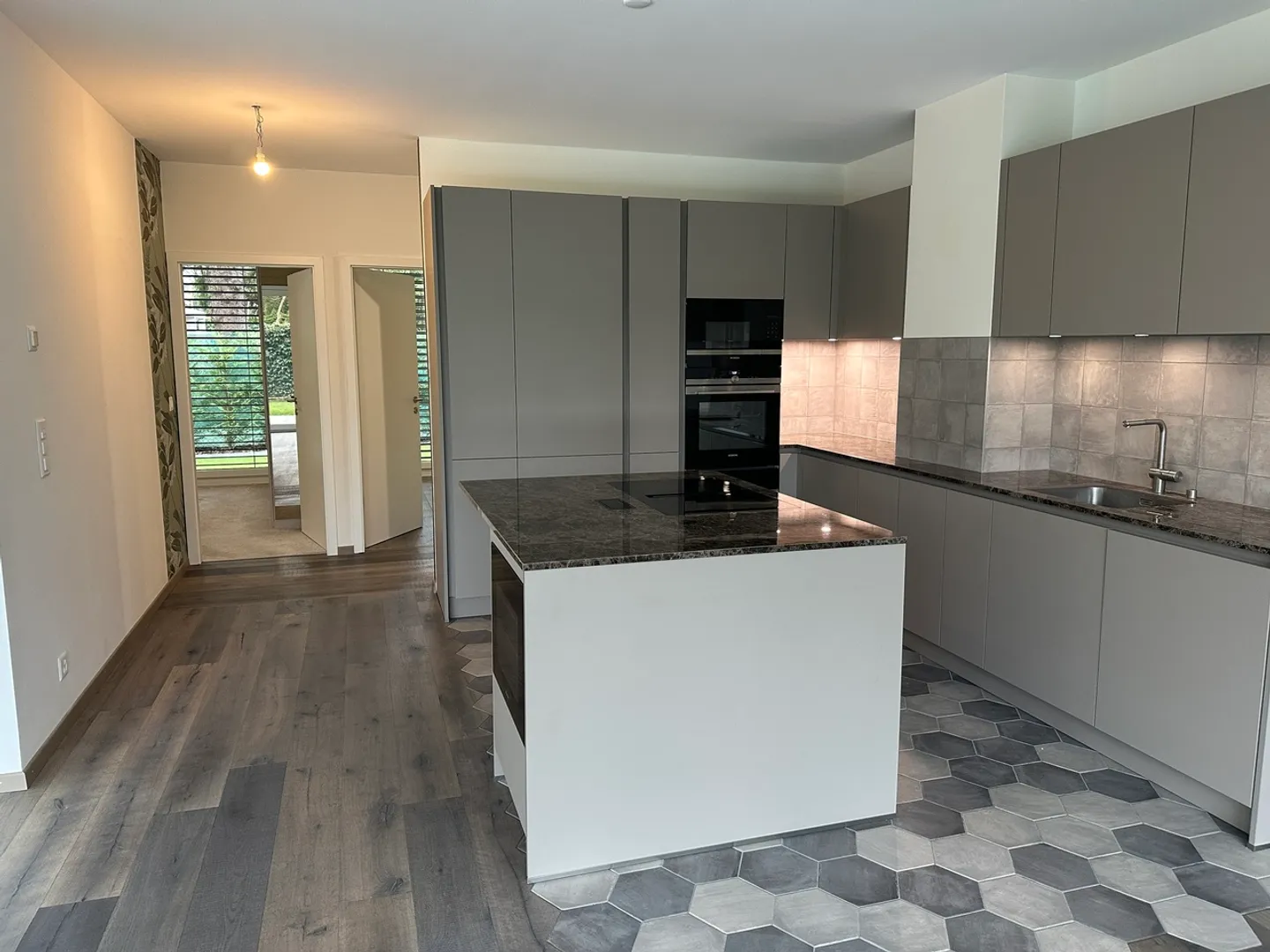 Garden-level apartment in a small condominium - Photo 3 of 10